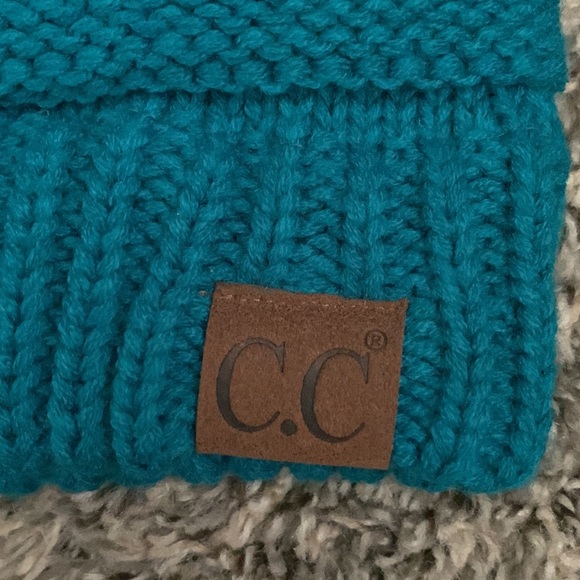 CC Beanie with ponytail hole - Picture 2 of 2